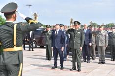 Minister Vulin laid a wreath at the monument to national heroes at Tiananmen Square