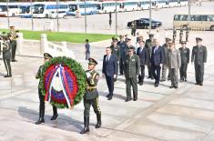 Minister Vulin laid a wreath at the monument to national heroes at Tiananmen Square