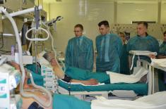 Ministers Đorđević and Stefanović Visited the Injured Firemen at the Military Medical Academy