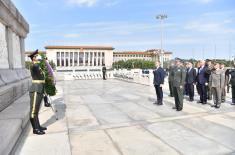 Minister Vulin laid a wreath at the monument to national heroes at Tiananmen Square