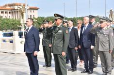 Minister Vulin laid a wreath at the monument to national heroes at Tiananmen Square