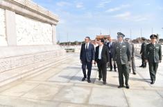 Minister Vulin laid a wreath at the monument to national heroes at Tiananmen Square