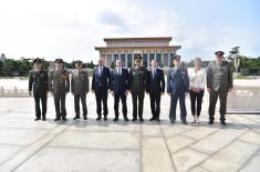 Minister Vulin laid a wreath at the monument to national heroes at Tiananmen Square