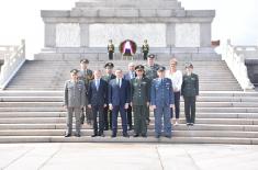 Minister Vulin laid a wreath at the monument to national heroes at Tiananmen Square