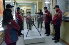 A visit of Chinese doctors to Military Museum