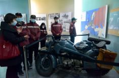 A visit of Chinese doctors to Military Museum