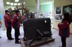 A visit of Chinese doctors to Military Museum