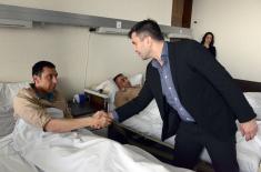 Министар одбране посетио повређене на ВМА