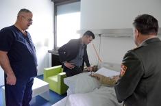 Ministar odbrane posetio povređene na VMA