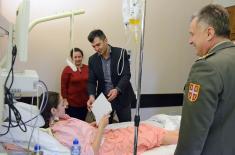 Министар одбране посетио повређене на ВМА