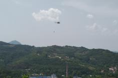 Хеликоптери Војске Србије ангажовани на превентивном поливању терена фабрике "Слобода" 