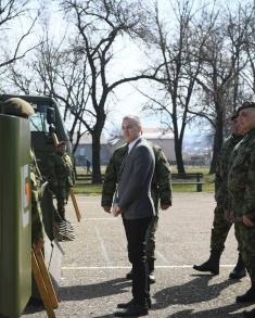 Minister Stefanović visits SAF units in Kraljevo garrison