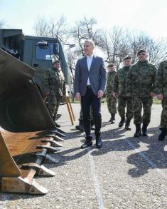 Minister Stefanović visits SAF units in Kraljevo garrison