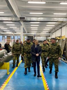 Minister Stefanović visits "Moma Stanojlović" Aviation Institute