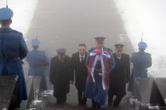 Министар Вулин положио венац код Споменика Незнаном јунаку на Авали