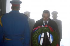 Министар Вулин положио венац код Споменика Незнаном јунаку на Авали