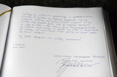 Министар Вулин положио венац код Споменика Незнаном јунаку на Авали