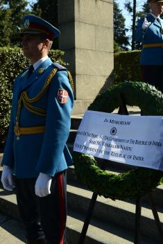 Vice-President of the Republic of India lays a wreath at the Monument to the Unknown Hero