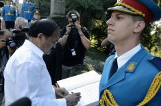 Vice-President of the Republic of India lays a wreath at the Monument to the Unknown Hero