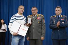 General Dikovic receives the most successful athletes
