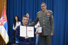 General Dikovic receives the most successful athletes