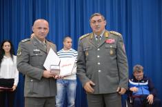 General Dikovic receives the most successful athletes