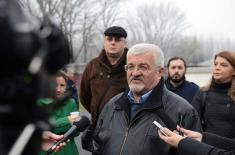 The Minister of Defence Visited Collection Point for Accommodation of Refugees in Krnjača