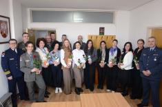 Министар Гашић поводом Дана жена уручио поклоне припадницама система одбране