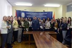 Министар Гашић поводом Дана жена уручио поклоне припадницама система одбране