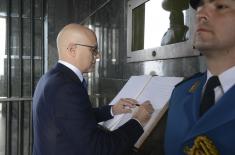 Ministar Vučević položio venac na Spomenik Neznanom junaku povodom Dana Vojske Srbije