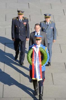 Minister of Defence lays wreath at Mt. Avala on Serbian Armed Forces Day  
