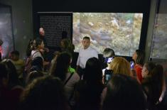 Ministar Vulin i deca iz "Kampa prijateljstva" obišli izložbu "Odbrana 78" 