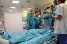 Minister Vulin visits injured workers from Lučani