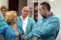 Minister Vulin visits injured workers from Lučani