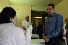 Defence Minister visits injured workers from the Centre for Social Work