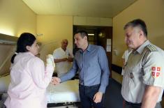 Defence Minister visits injured workers from the Centre for Social Work