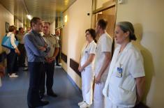 Defence Minister visits injured workers from the Centre for Social Work