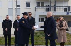 Minister Vučević hands over apartment keys to members of security forces