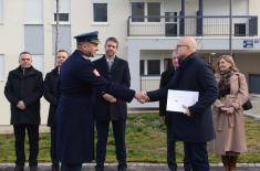 Minister Vučević hands over apartment keys to members of security forces