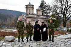 Members of Serbian Armed Forces donate humanitarian aid