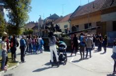 Display of Arms and Military Equipment Attracted a Great Number of Citizens