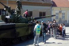 Display of Arms and Military Equipment Attracted a Great Number of Citizens