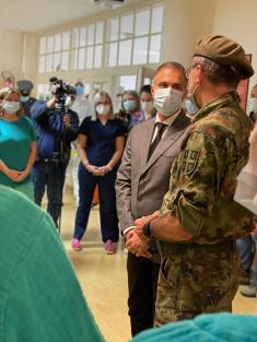 Министар Стефановић обишао војну ковид болницу „Карабурма“ 