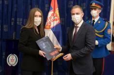 Ministar Stefanović uručio rešenja o prijemu u stalni radni odnos, Vojnotehnički institut jači za 41 novozaposlenog