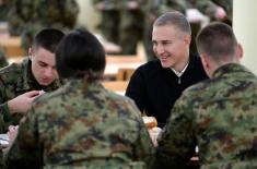 Minister Stefanović at lunch with Military Academy cadets and Reserve Officers Course participants