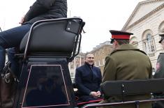 Министар Стефановић обишао Гардијски коњички пук у Лондону