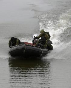 Minister Stefanović attends training conducted by river commandos serving in “Griffins“ Battalion