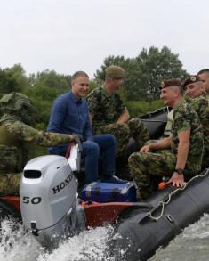 Minister Stefanović attends training conducted by river commandos serving in “Griffins“ Battalion