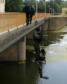 Minister Stefanović attends training conducted by river commandos serving in “Griffins“ Battalion