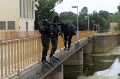 Minister Stefanović attends training conducted by river commandos serving in “Griffins“ Battalion